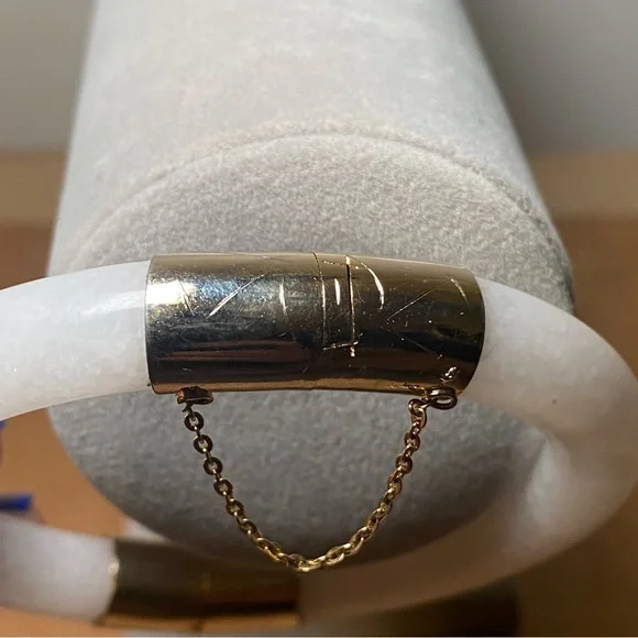 Vintage White Peking Glass Gold Tone Bracelet - Picture 8 of 10